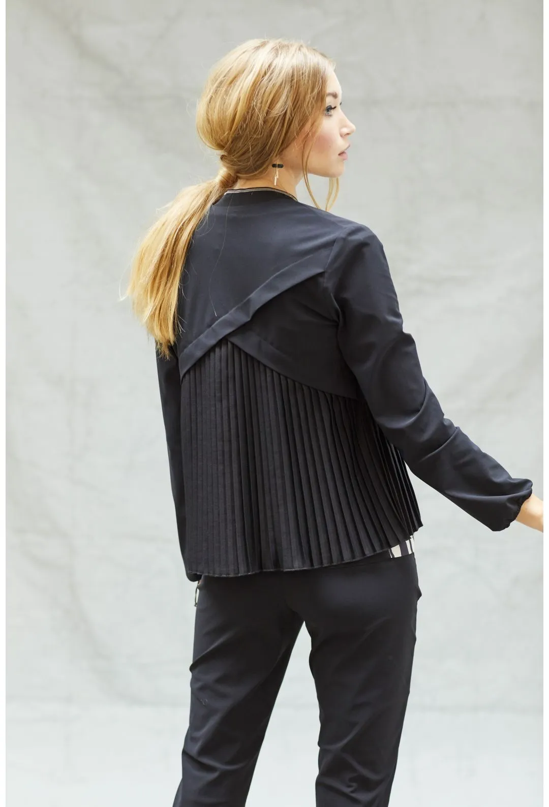 Fute Pleated Back Jacket & Belt - Black