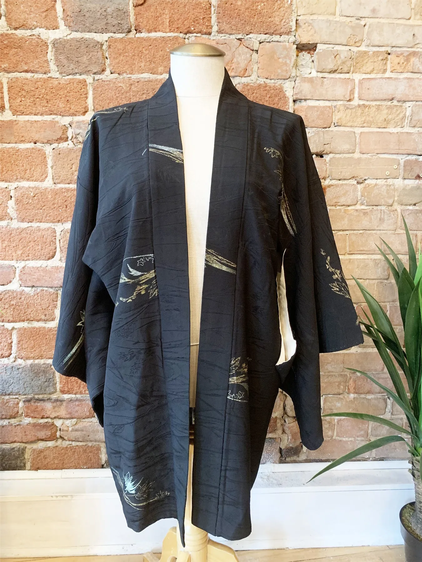 New Arrival ! Vintage Haori/Kimono Black Floral 1970s